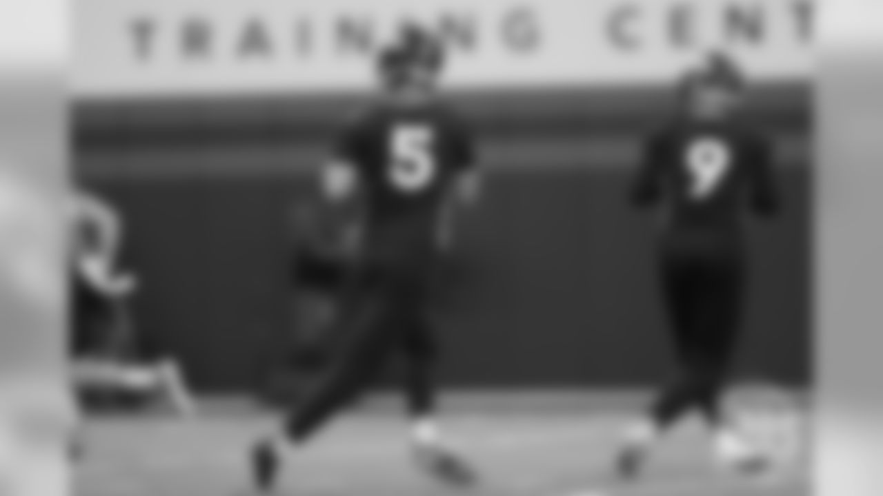Joe Flacco and Kevin Hogan run drills during the first day of voluntary veteran minicamp on April 16, 2019.