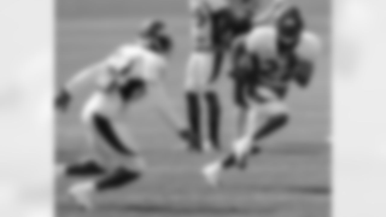 CB Tracy Porter tries to elude S Mike Adams