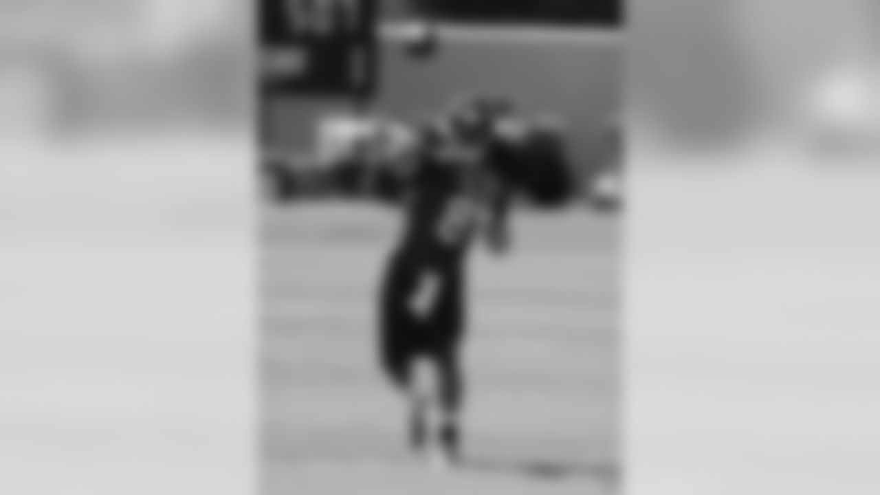 Katz throws a pass.