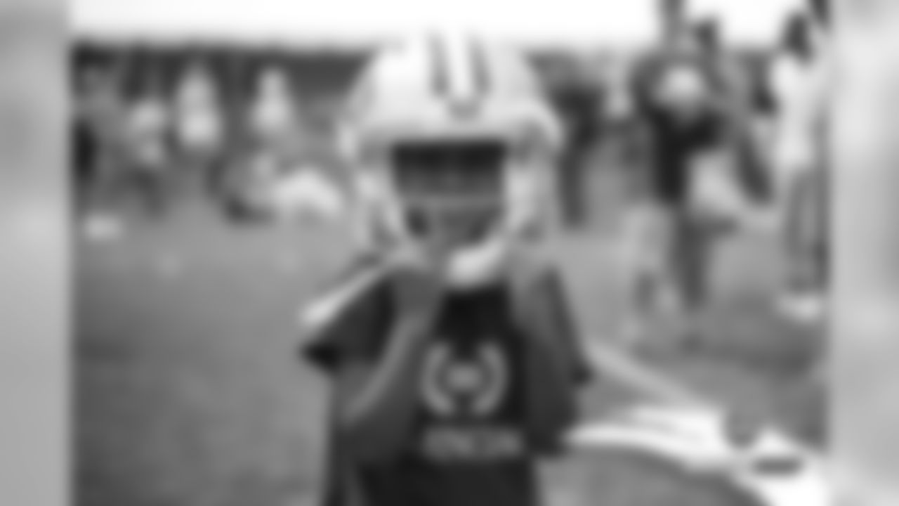 Emmanuel Sanders' son Princeton wears Richard Sherman's helmet at a joint practice with the San Francisco 49ers on the 20th day of training camp on August 17, 2019.