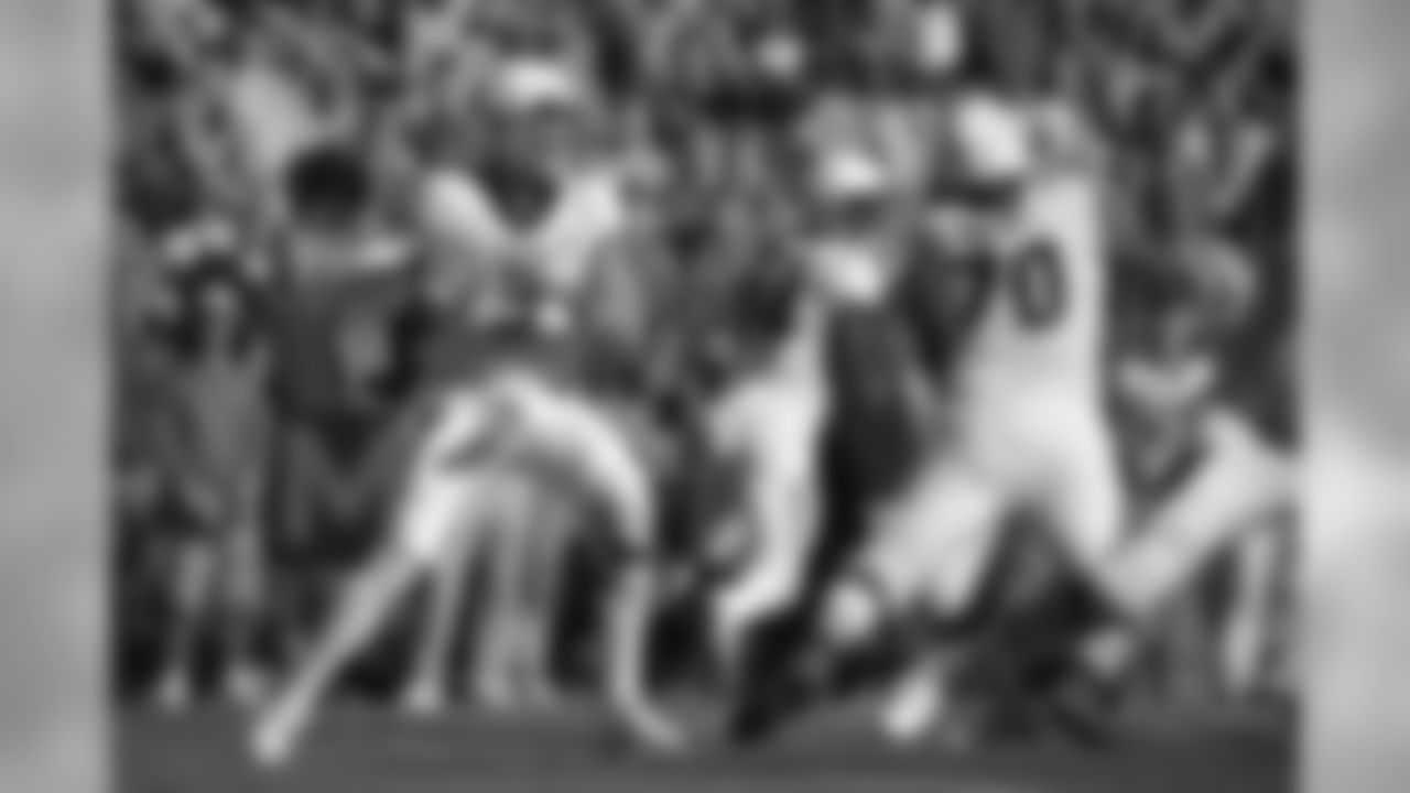 Missouri quarterback Drew Lock (3) sets up to throw a pass during the first half of an NCAA college football game against Florida Saturday, Nov. 3, 2018, in Gainesville, Fla. (AP Photo/Phelan M. Ebenhack)