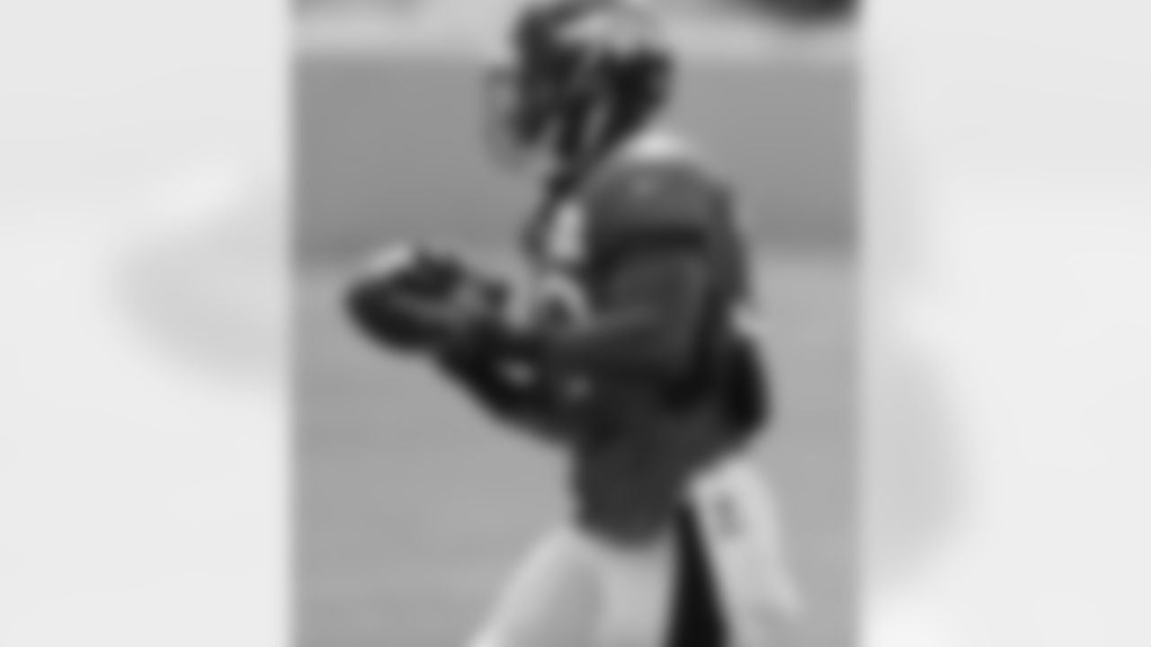S David Bruton snags a catch.