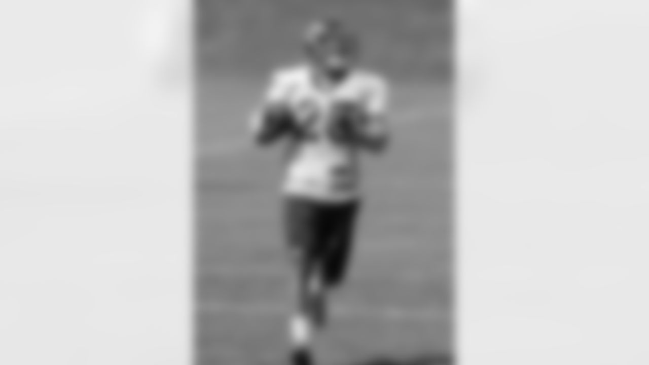 CB Chris Harris runs after making a catch.