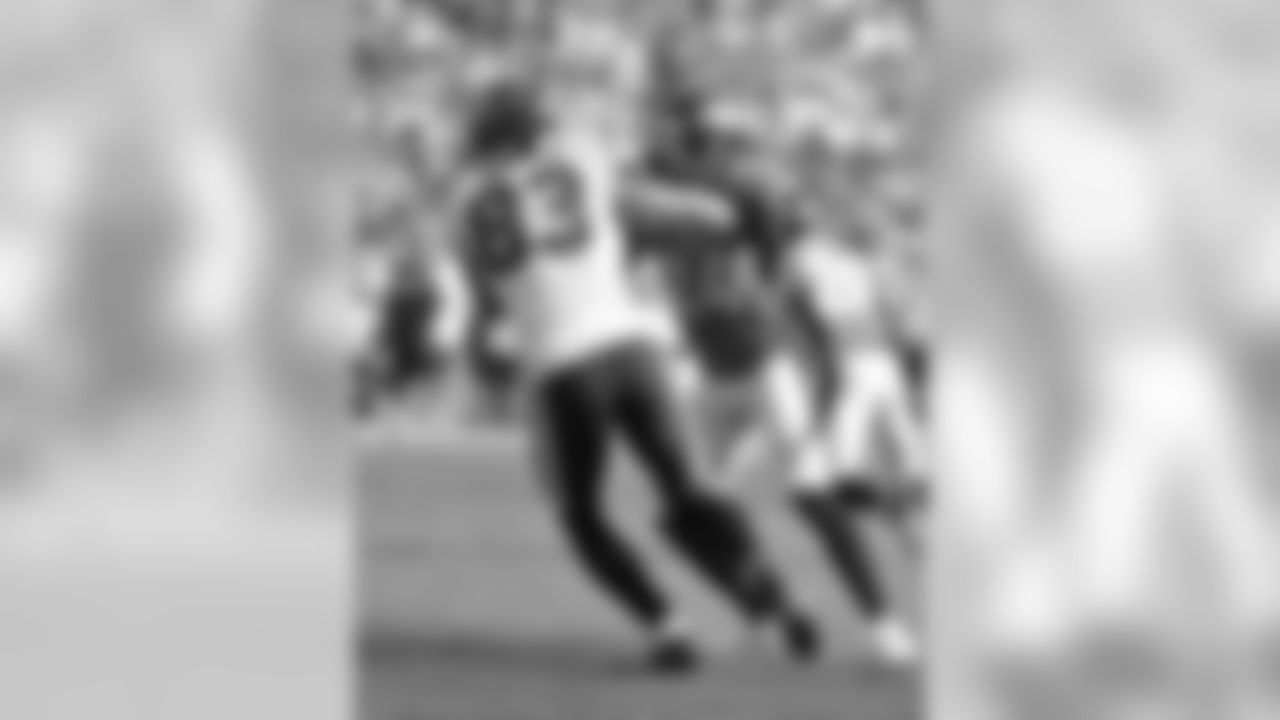 Bailey jams Texans WR Kevin Walter at the line of scrimmage.