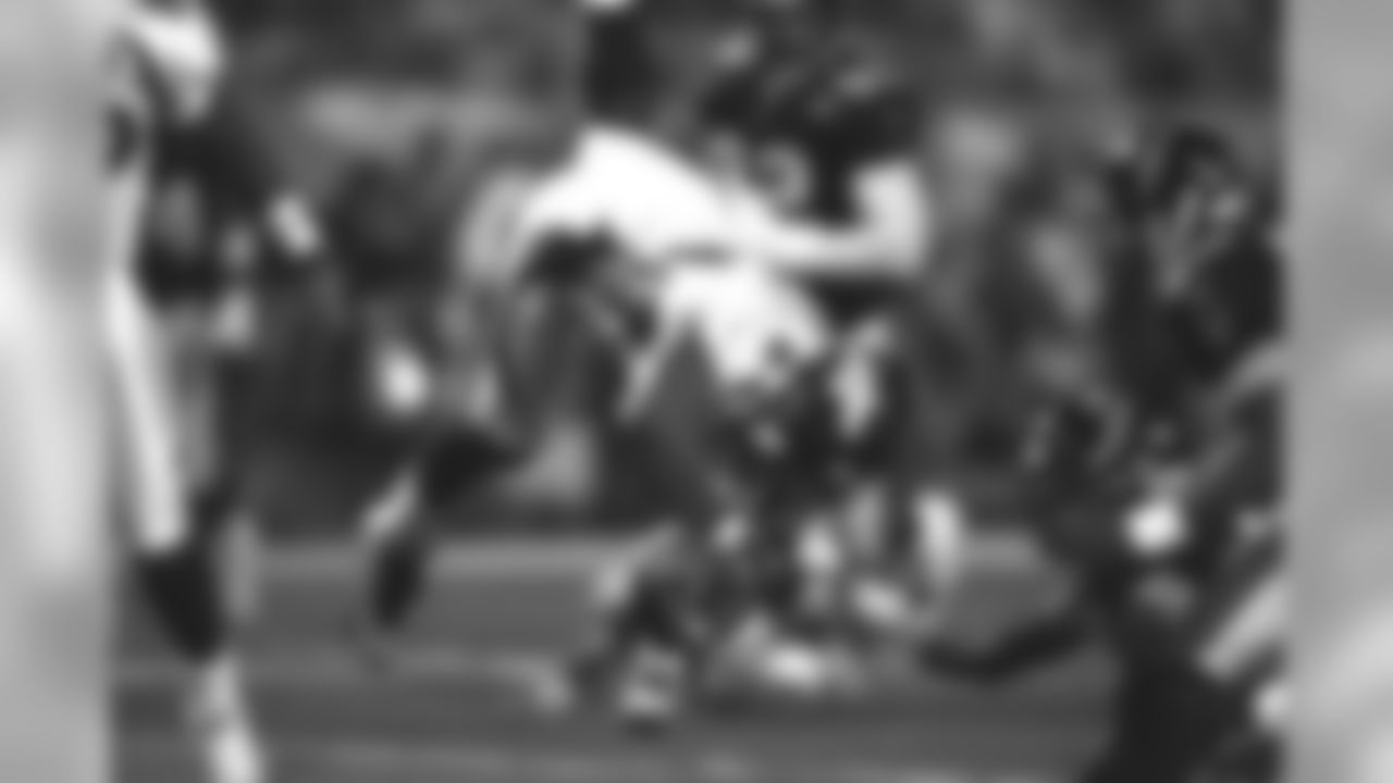 Shannon Sharpe makes a reception and runs the ball down to the 1-yard line during Super Bowl XXXIII against the Atlanta Falcons at Pro Player Stadium in Miami, FL on January 31, 1999.