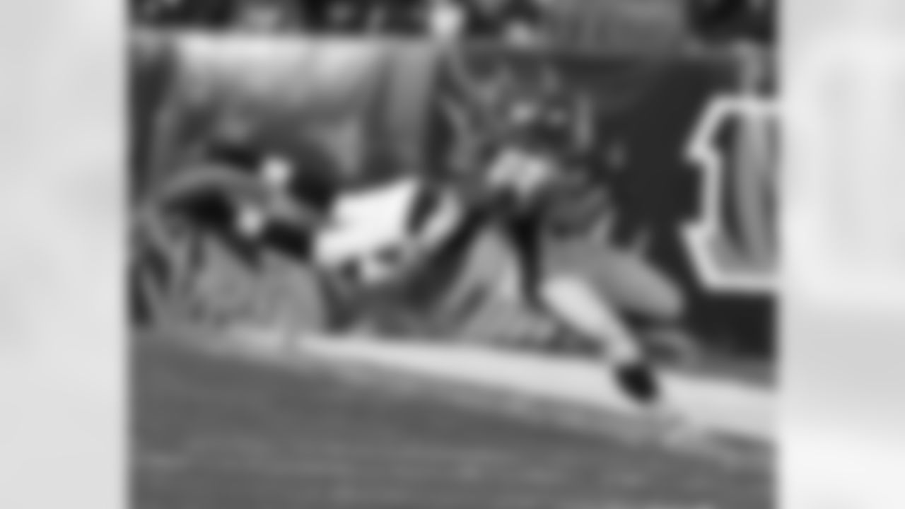 RB Lance Ball tip-toes along the sideline after a first-down catch-and-run.