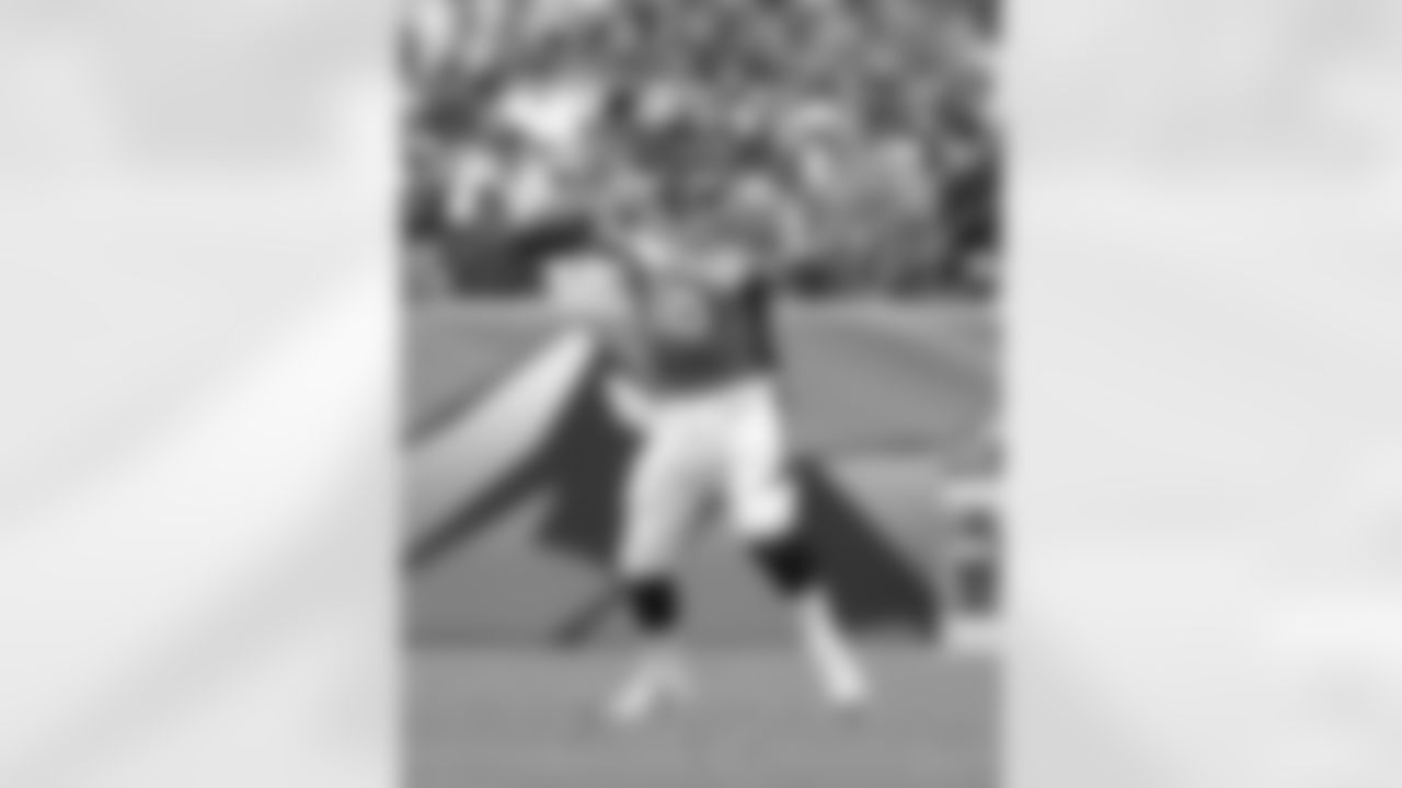 QB Peyton Manning scans the field for receivers against the Oakland Raiders.