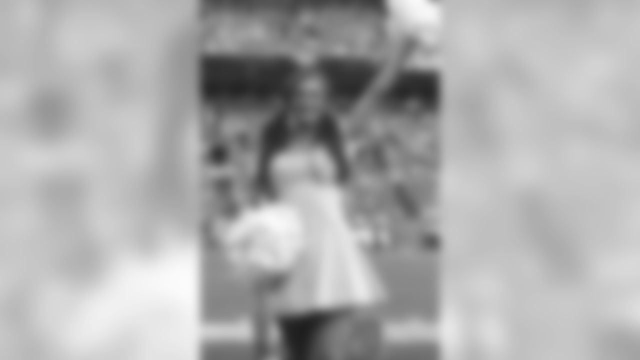 DBC, Cheerleaders Sara