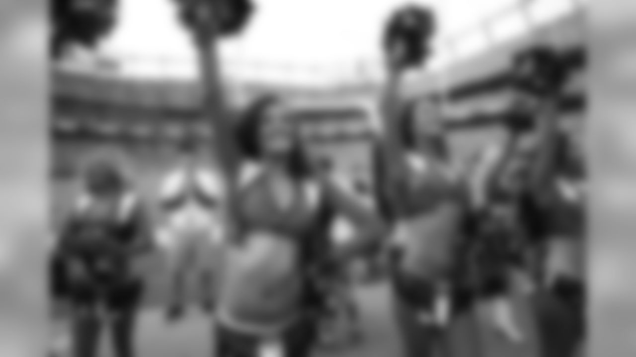 Denver Broncos, DBC, Cheerleaders Breanna, Nikki