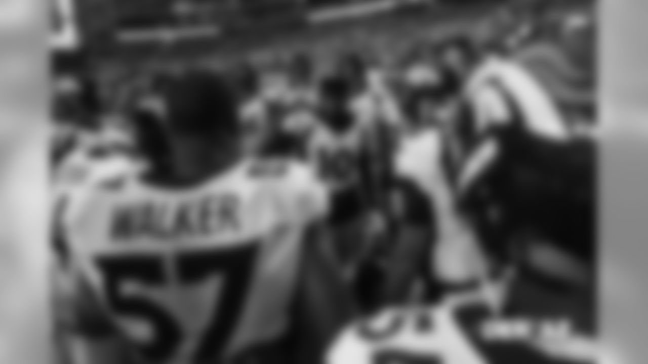 Emmanuel Sanders breaks down the team huddle pregame before the Broncos' Week 7 game against the Arizona Cardinals at State Farm Stadium on October 18, 2018.