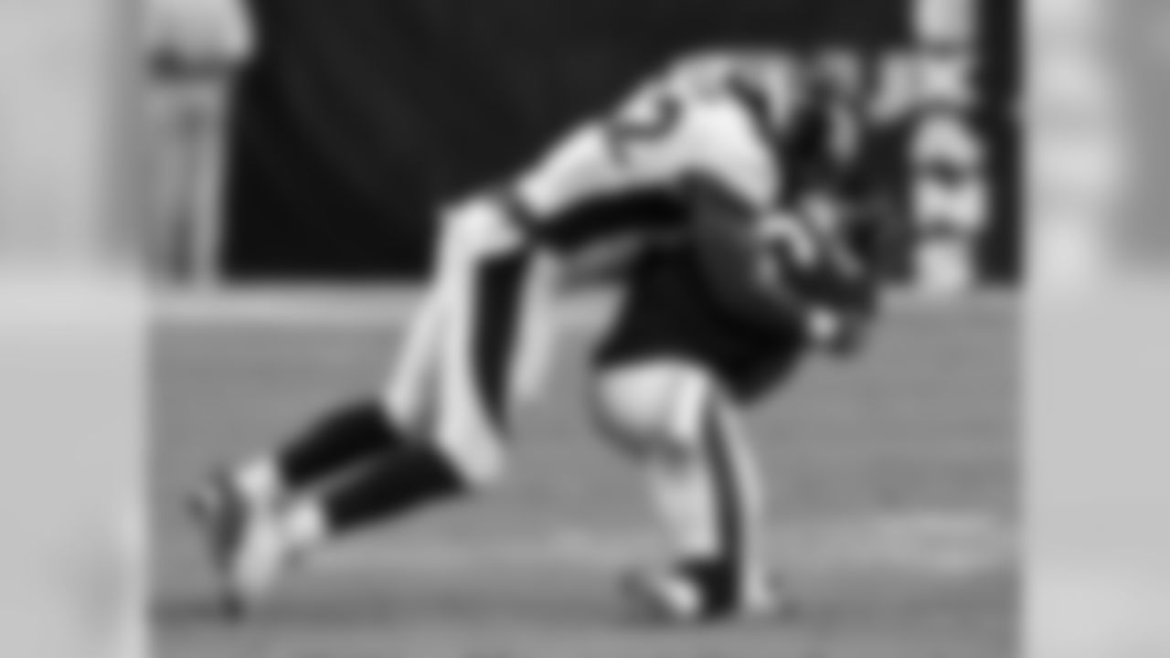 inside linebacker Corey Nelson (52)