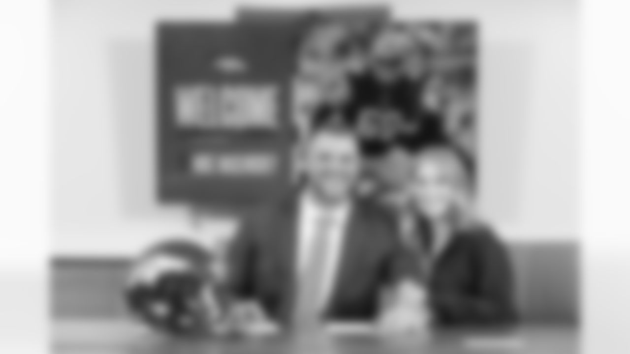 Mike McGlinchey signs his contract on Wednesday, March 15, 2023 in Englewood, Colorado.
Photo by Gabriel Christus / Denver Broncos