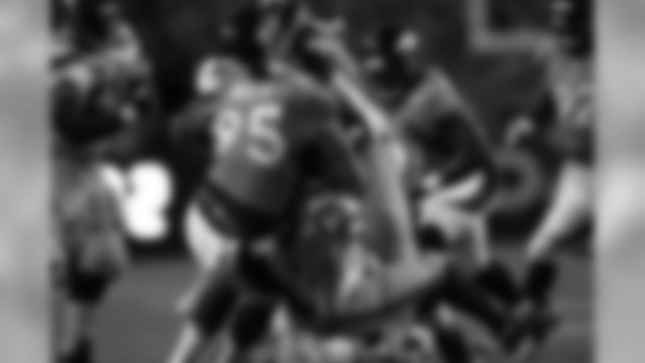 DE Derek Wolfe