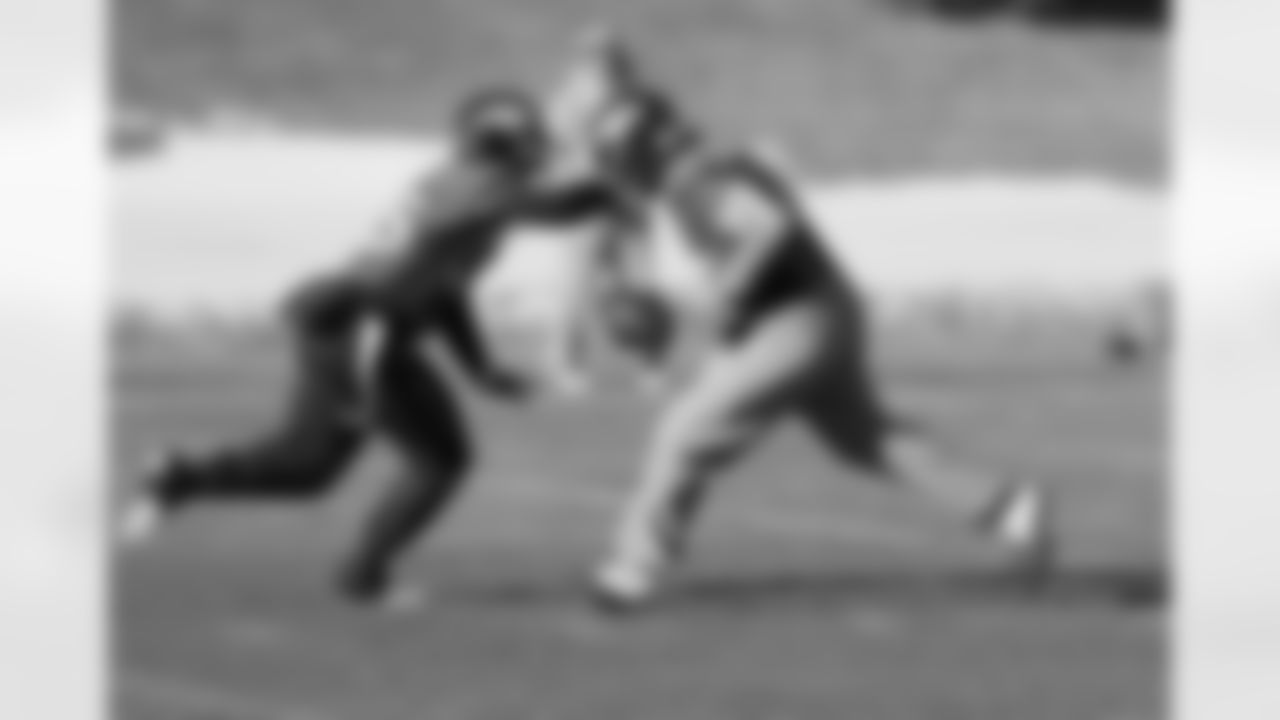 QB Caleb Hanie fakes a handoff.