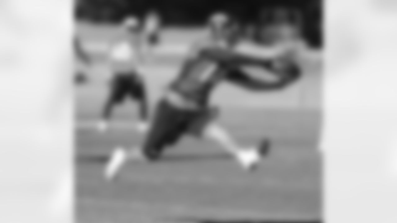 Stokley reaches out to catch a pass.