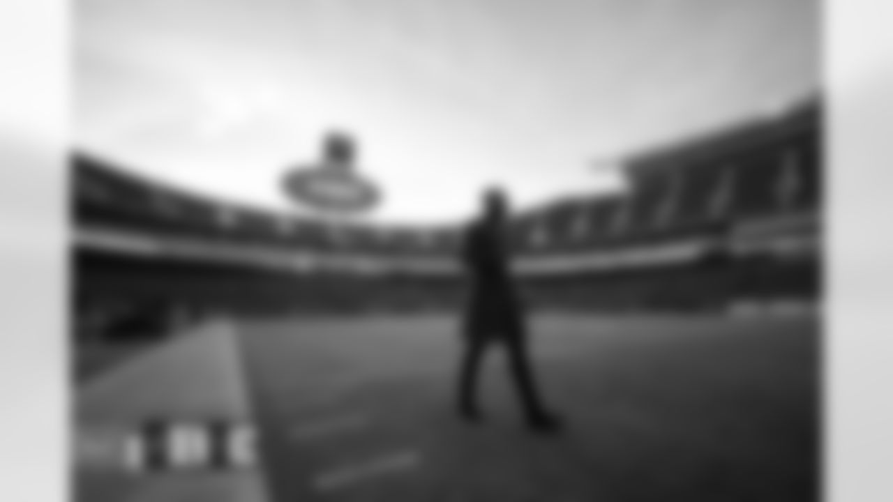 Courtland Sutton before the Broncos' Week 17 game against the Kansas City Chiefs at GEHA Field at Arrowhead Stadium in Kansas City, Missouri on January 1, 2023. Photo by Ben Swanson