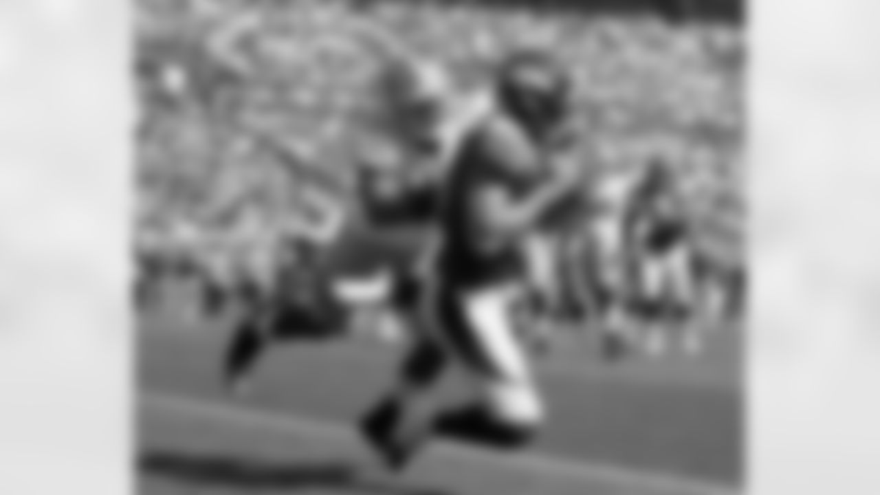 Tight end Joel Dreessen makes a touchdown catch against the 49ers.