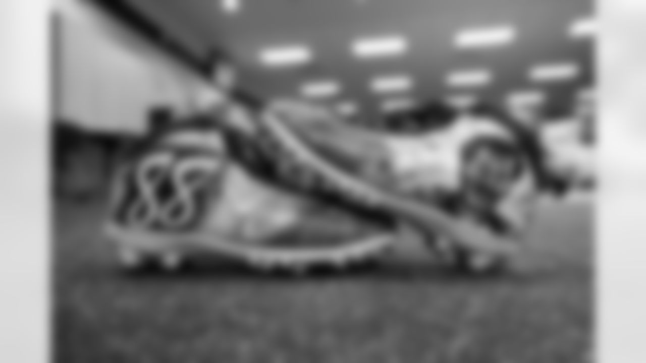 DeShawn WilliamsÕ cleats, a tribute to Demaryius Thomas, ahead of the Broncos Week 15 game vs. the Bengals at Empower Field at Mile High on Sunday, December 19, 2021.