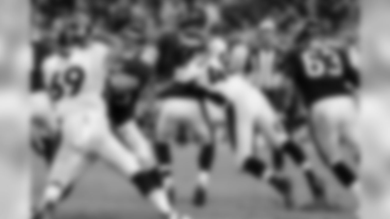 outside linebacker Shaquil Barrett (48)