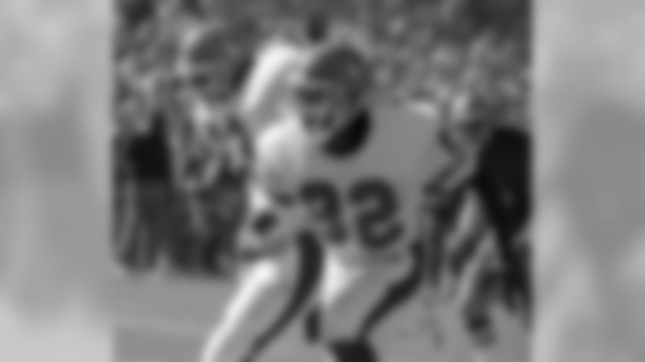 Denver Broncos wide receiver Vance Johnson (82) blocks for running back Sammy Winder (23).
