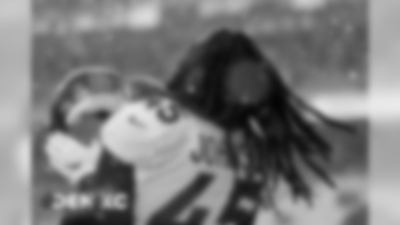 Alexander Johnson in the snow before the Broncos' Week 15 game against the Kansas City Chiefs at Arrowhead Stadium on December 15, 2019. (Photo by Ben Swanson)