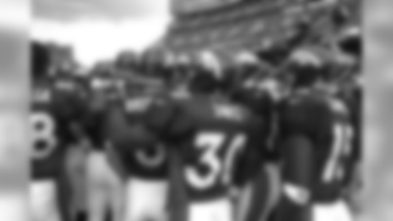 Terrell Davis readies himself before the third preseason game of the year against the Green Bay Packers at Mile High Stadium in Denver, CO on August 24, 1998.