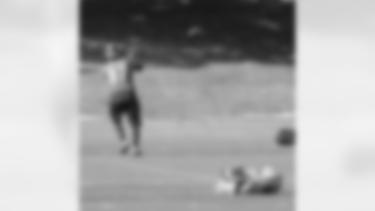 WR Eric Decker catches a pass.