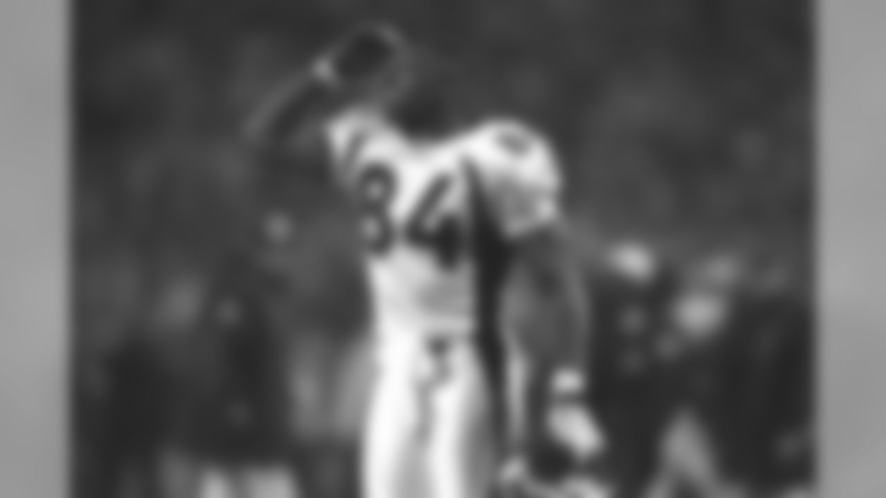Kansas City: Shannon Sharpe mock salutes the Chiefs fans at the end of the game after the Broncos' victory. against the Kansas City Chiefs at Arrowhead Stadium in Kansas City, MO on January 4, 1998.