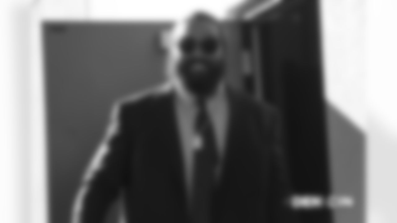 walks to the bus during the team's travel for their Week 13 game against the Cincinnati Bengals on December 1, 2018. Photo by Gabriel Christus