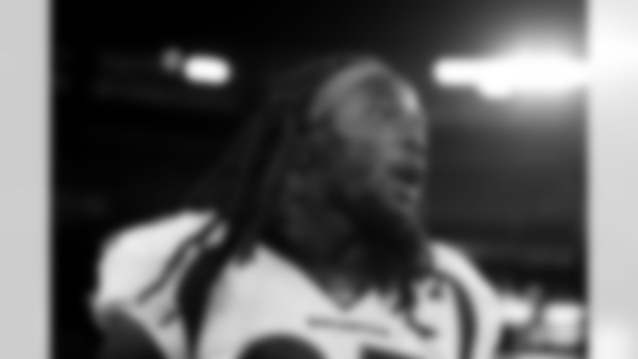 Melvin Gordon III gives a speech in the team huddle during pregame warmups before the Broncos' Week 4 game against the New York Jets at MetLife Stadium in East Rutherford, New Jersey on October 1, 2020. (Photo by Ben Swanson)