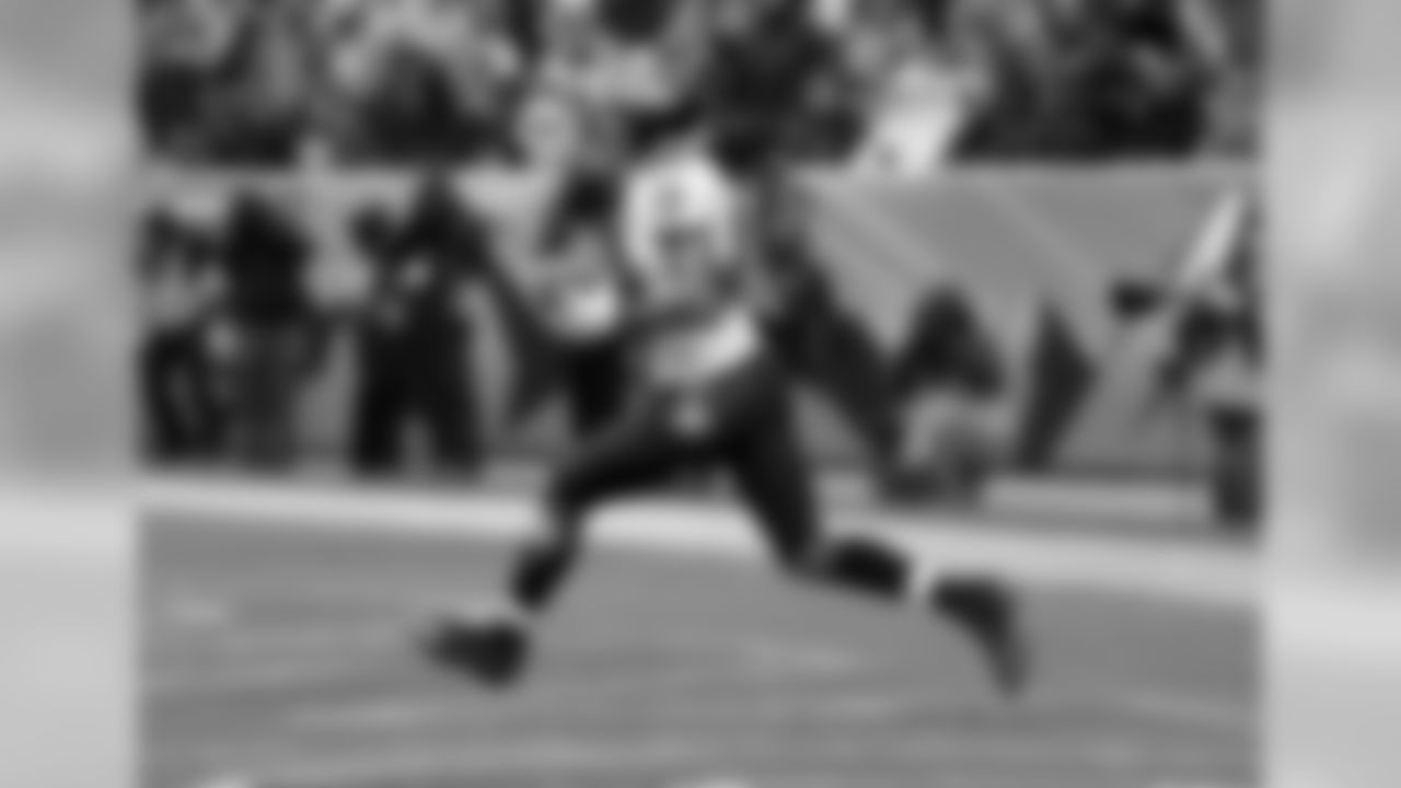 Baltimore WR Torrey Smith ties the game on a 59-yard touchdown grab.