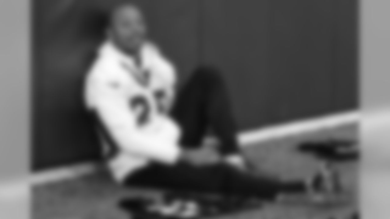 Chris Harris Jr. during a Saturday walkthrough at UCHealth Training Center on November 3, 2018.