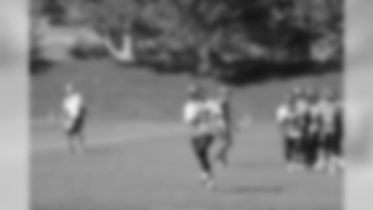 WR Eric Decker tracks down a Manning spiral.