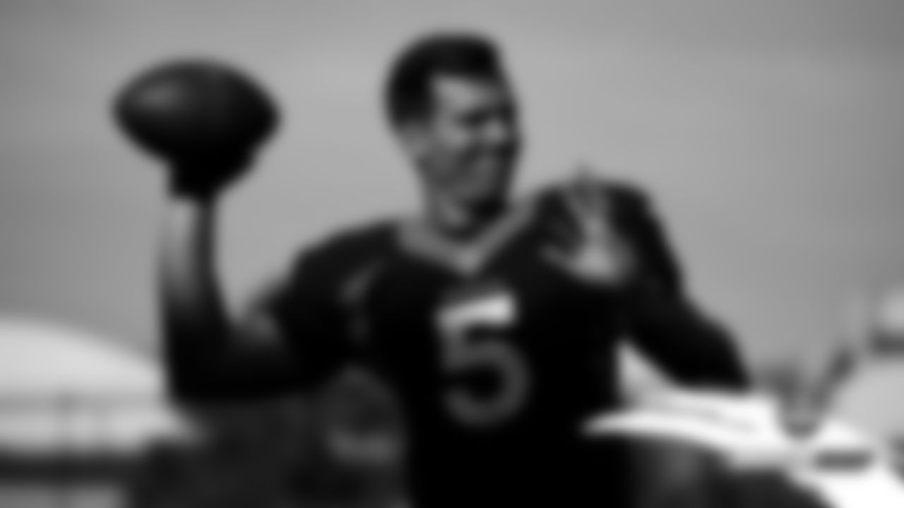 Joe Flacco warms up before practice on Day 7 of training camp on July 25, 2019.
