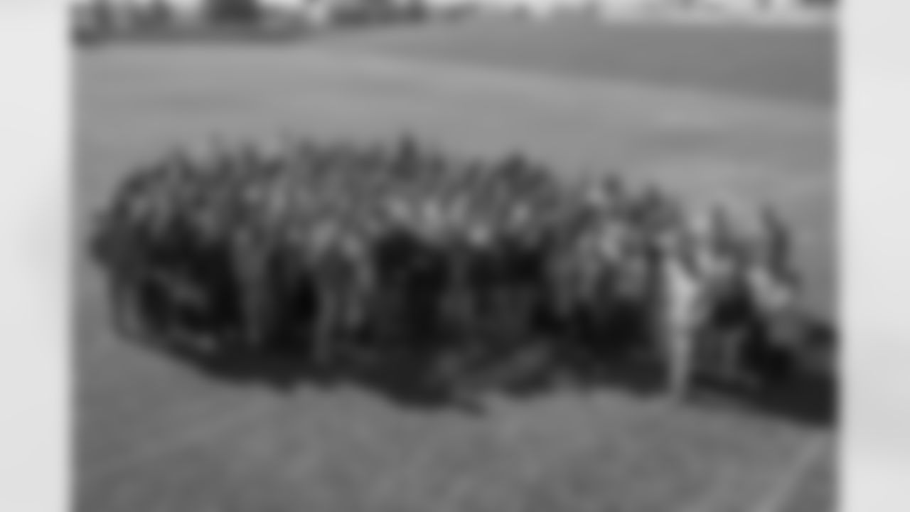 The 1997 Broncos and 2015 Broncos gather for a group shot.