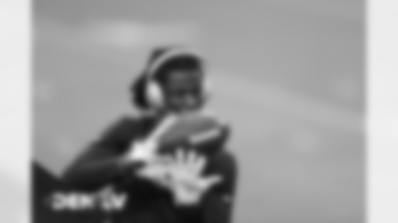 Jerry Jeudy warms up before the Broncos' Week 10 game against the Las Vegas Raiders at Allegiant Stadium in Las Vegas, Nevada. (Photo by Gabriel Christus)