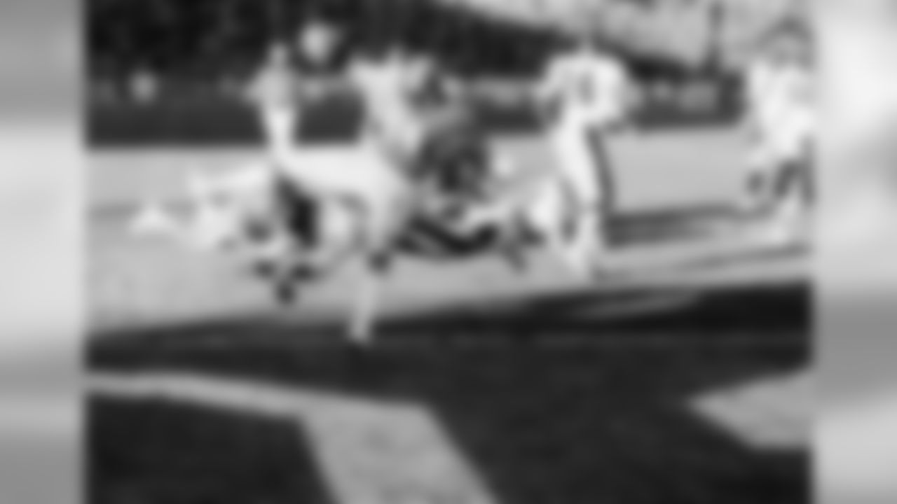 Denver Broncos running back Otis Armstrong (24) goes into end zone on one leg as he scores against Pittsburgh Steelers in Saturday's AFC Playoff Game in Denver on Dec. 24, 1977. Steelers safety Glen Edwards misses flying tackle. (AP Photo)