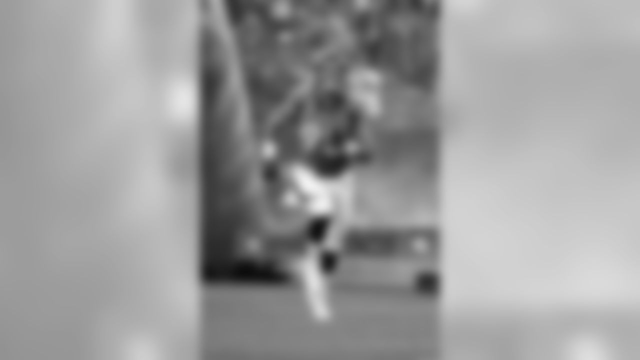 defensive end Derek Wolfe (95)