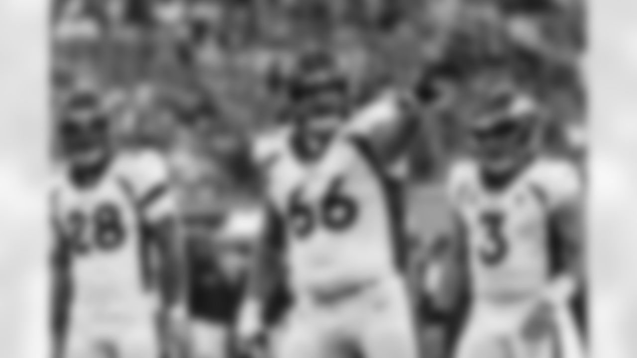 Dalton Risner points at the line during the Broncos' Week 16 game against the Los Angeles Rams at SoFi Stadium in Inglewood, California on December 25, 2022. Photo by Ben Swanson/DenverBroncos.com