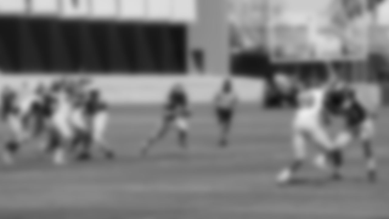 A CSU running back takes the ball into the open field on a sweep left.