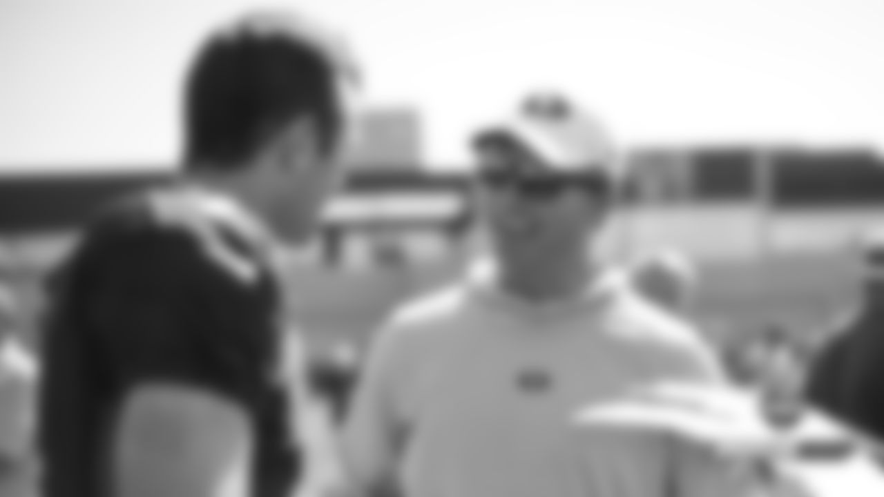Kevin Hogan talks with 49ers GM John Lynch at a joint practice with the San Francisco 49ers on the 19th day of training camp on August 16, 2019. The two are Stanford alumni.