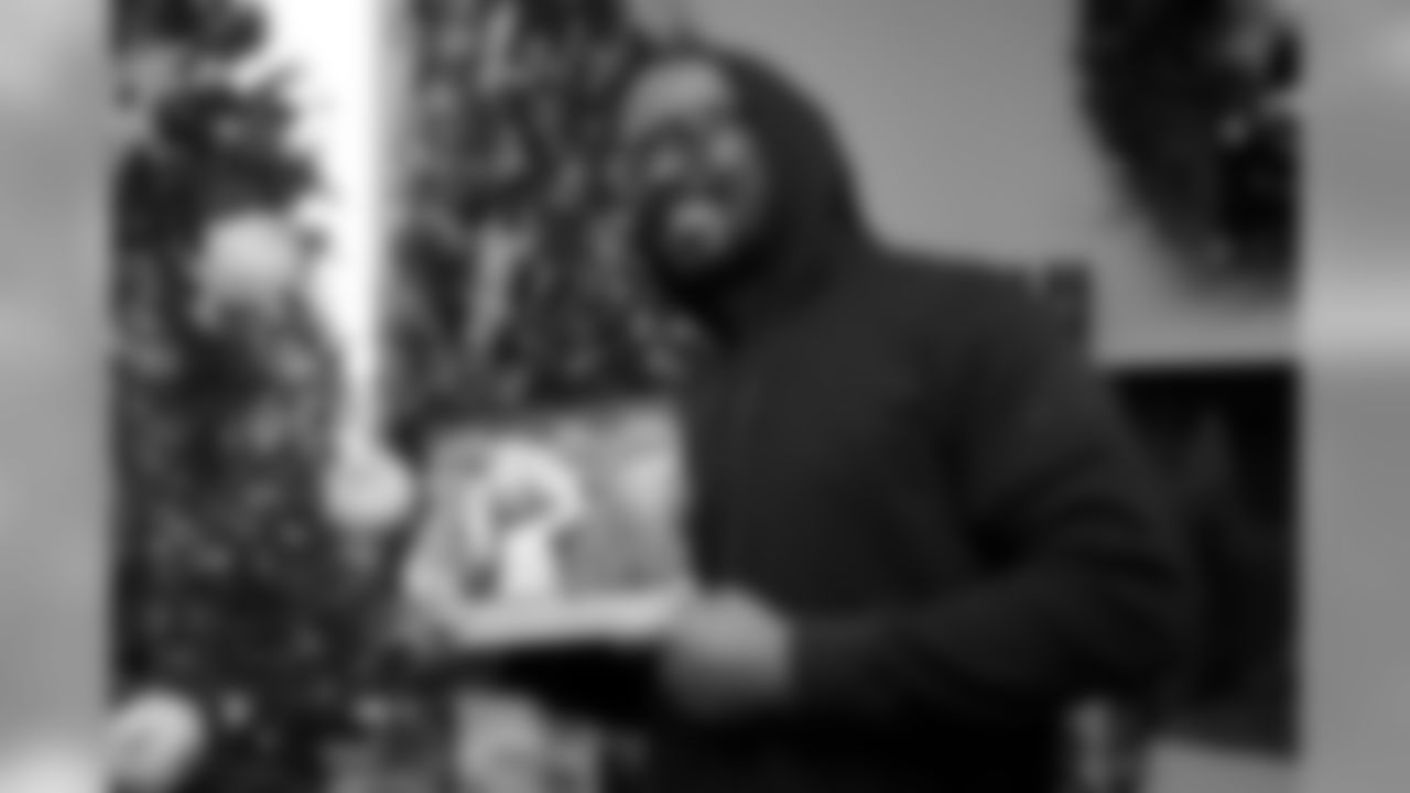 Von Miller takes photos with fans to help encourage donations at a toy drive for Boys & Girls Clubs of Metro Denver for the holidays on December 23, 2019. (Photo by Ben Swanson)