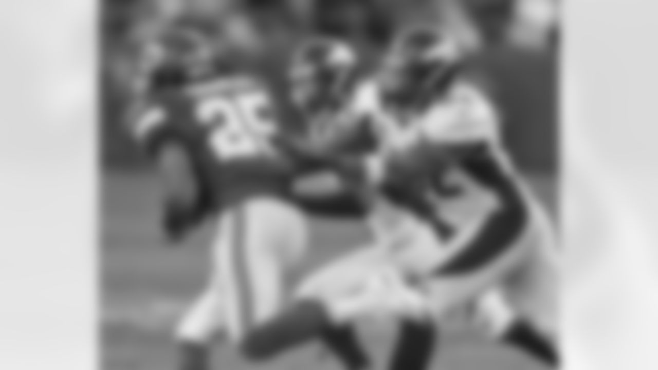 Woodyard closes in on Kansas City running back Jamaal Charles for a tackle.