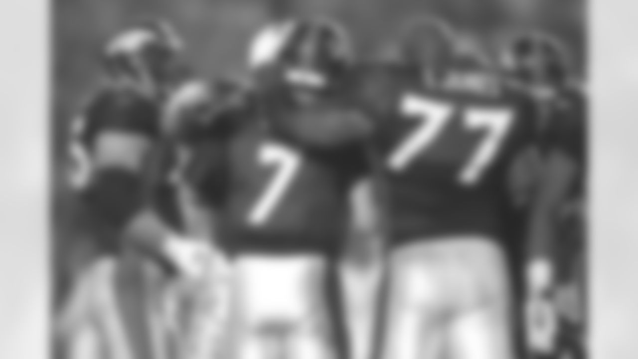 San Diego: John Elway is congratulated by Tony Jones in the last huddle of the game. Elway would kneel down and clinch the victory over the Packers against the Green Bay Packers at Qualcomm Stadium in San Diego, CA on January 25, 1998.