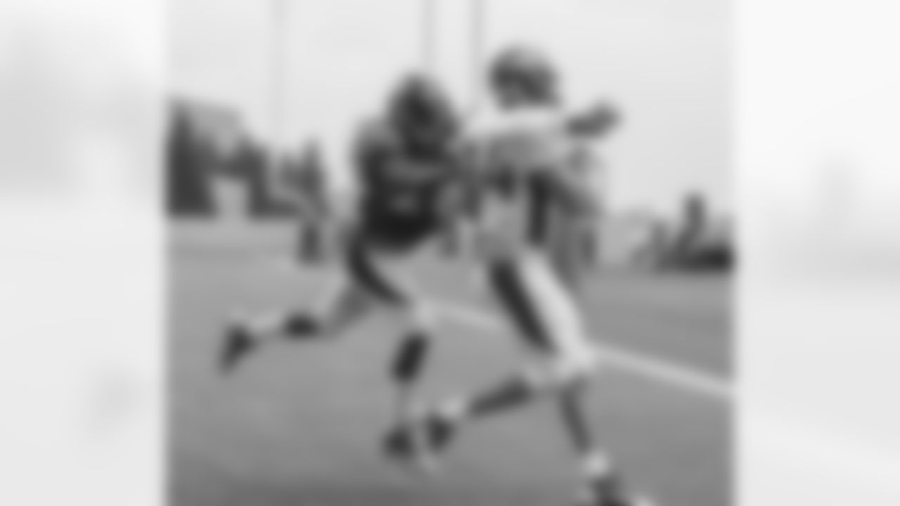 Tamme catches a pass despite tight coverage from Quinton Carter.