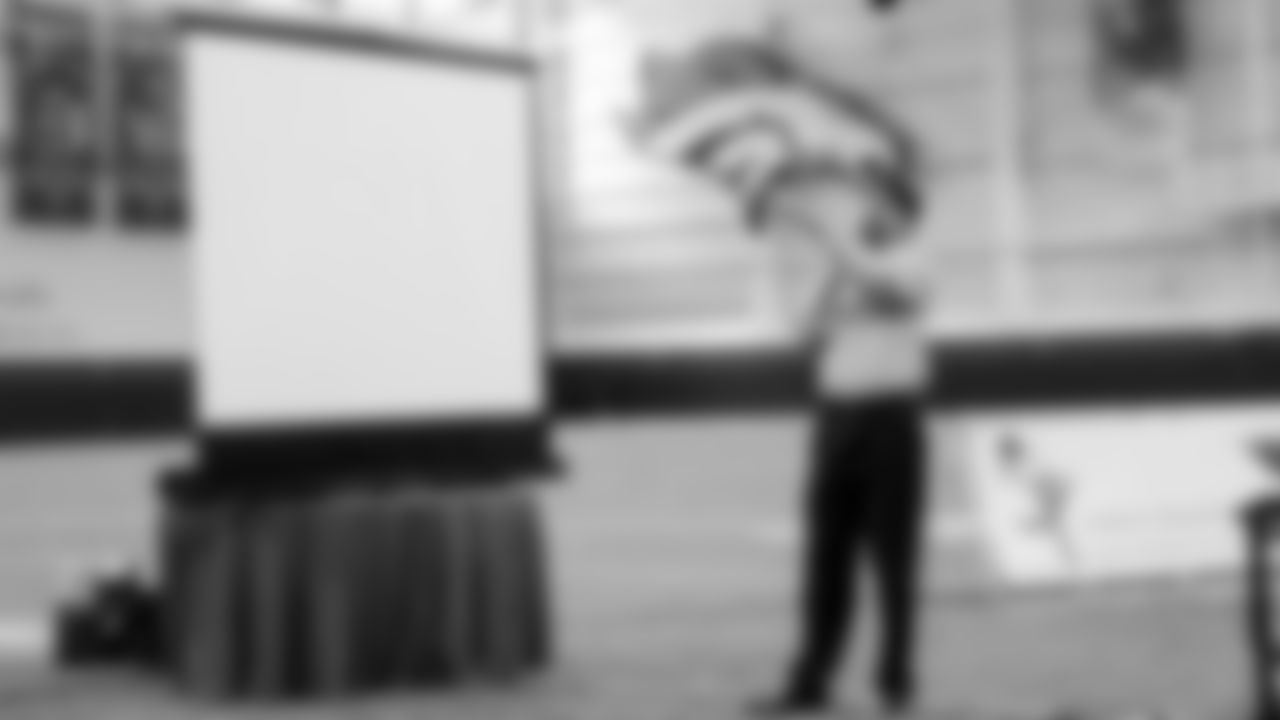 171108_fieldhouse_temp160512_clinic_1--nfl_mezz_1280_1024