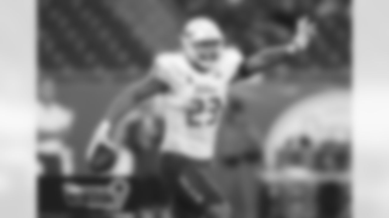 Snippet from Daniel Jeremiah: "He has the length and bulk to take on guards and free himself for tackles against the run. He builds speed laterally, displaying tremendous range."
(AP Photo/Mark LoMoglio, File)