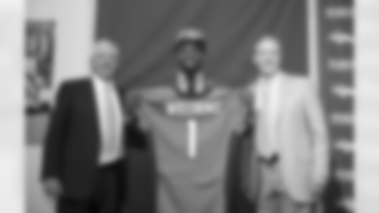 Williams poses with Fox and Elway.