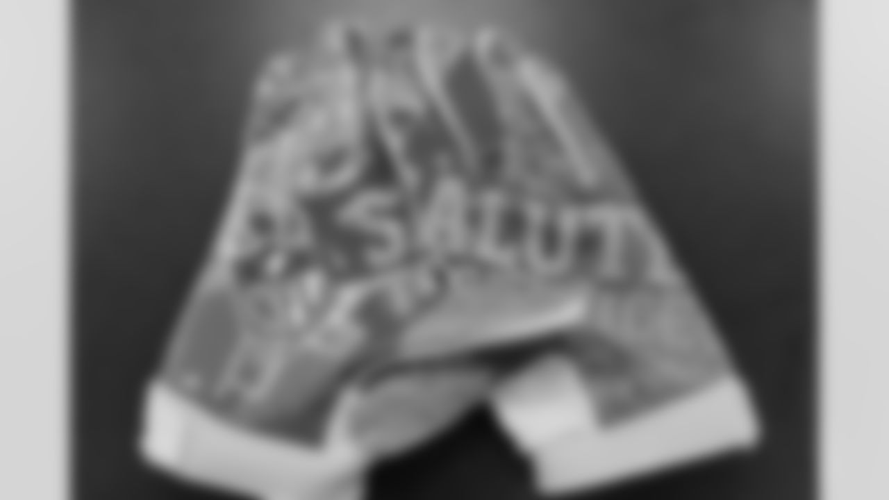 A look at a pair of camouflage Salute to Service gloves.