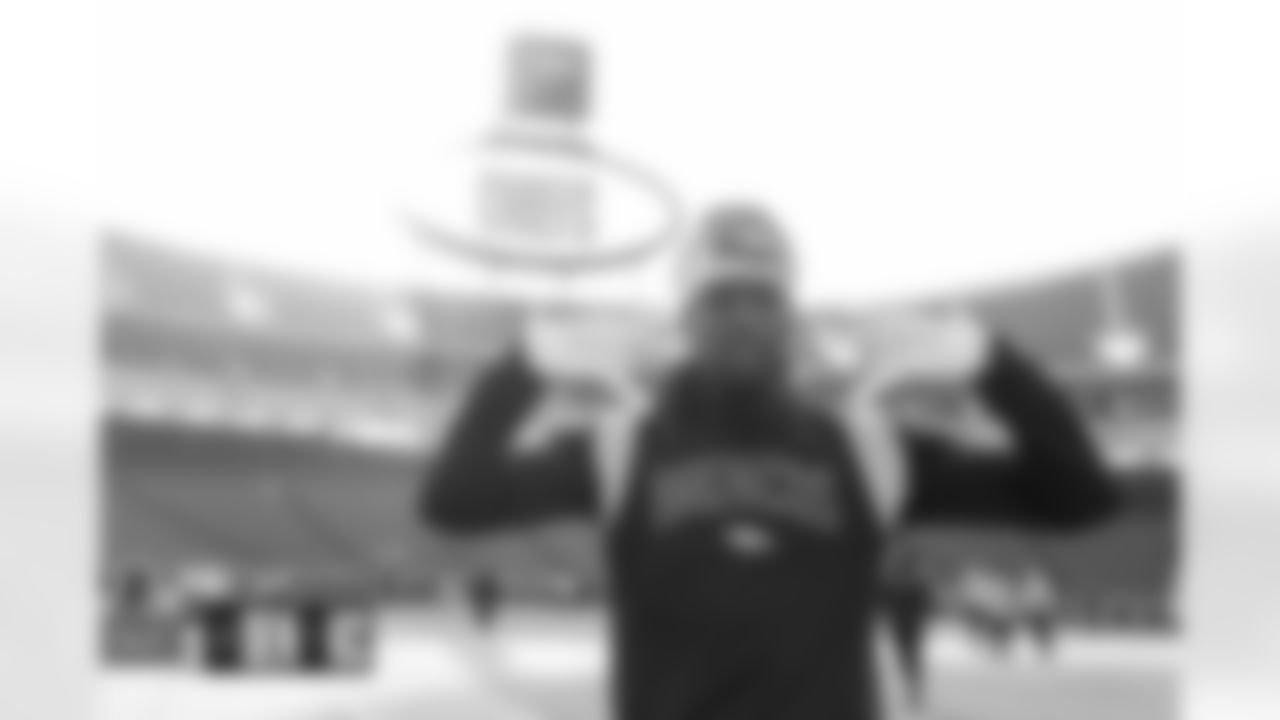 Jerry Jeudy before the Broncos' Week 17 game against the Kansas City Chiefs at GEHA Field at Arrowhead Stadium in Kansas City, Missouri on January 1, 2023. Photo by Ben Swanson